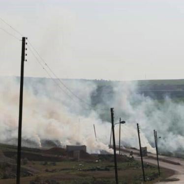 Les suites d'une frappe aérienne au cours de laquelle des armes incendiaires ont été utilisées contre Khan Sheykhoun dans la province d'Idlib, 16 avril 2017.