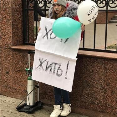Darya Semyonova, 23, standing in a single-person picket outside the Russian Health Ministry, holding a sign saying “I want to live.” November 29, 2019.