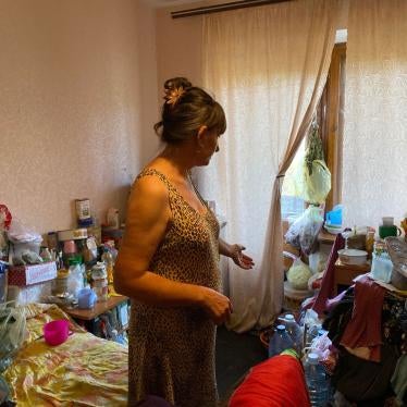Алла, 60 років, у своїй кімнаті, в якій вона живе з майже незрячою 36-річною донькою Любою та 18-річною онукою із ДЦП. 